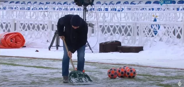 Луческу пришлось взять лопату и чистить стадион перед игрой \"Динамо\" – \"Олимпик\". Курьезное видео
