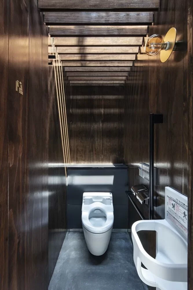 В сети показали иллюзию с подвешенным в воздухе общественным туалетом. ВИДЕО