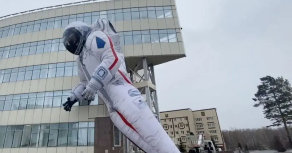 Курьез: В РФ надувной космонавт сдулся за 2 дня. ВИДЕО