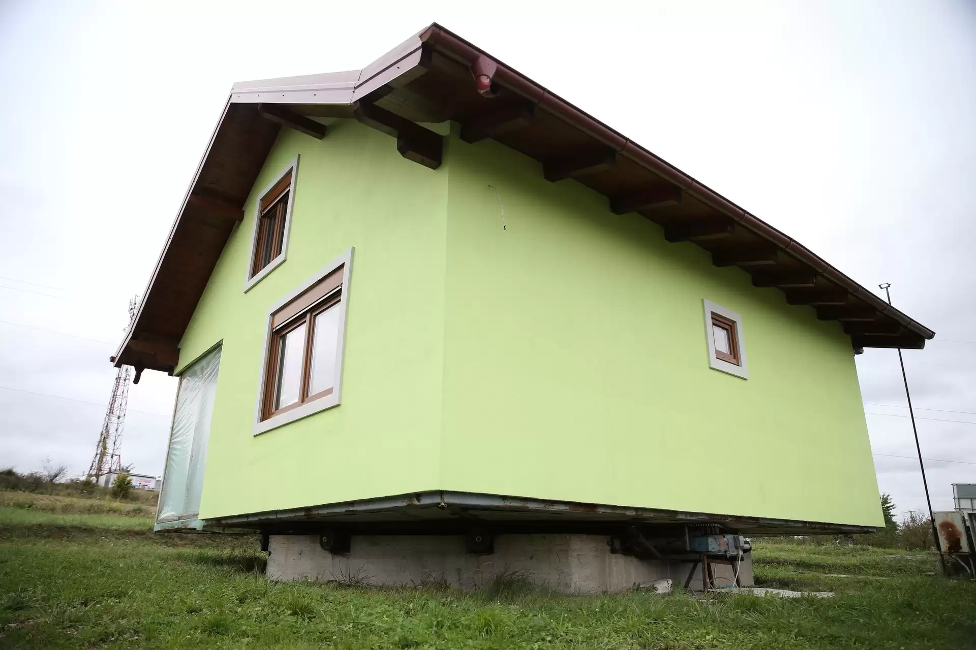 Босниец построил вращающийся дом, потому что устал от жалоб жены на однообразный вид (ФОТО)