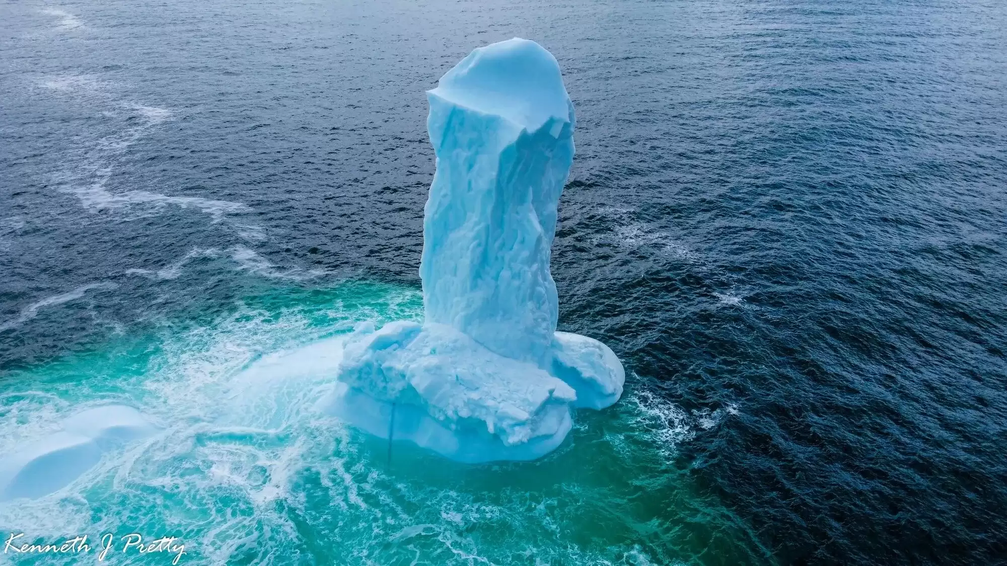 Величезний айсберг у формі фалоса помітили мешканці канадського міста Ділдо  (ФОТО)