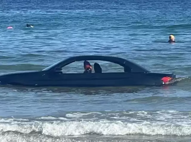 Горе-водій припаркувався на пляжі і насмішив мережу: BMW змило в море (ФОТО)