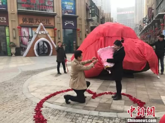 Китаєць зробив пропозицію дівчині за допомогою 33-тонного каменю