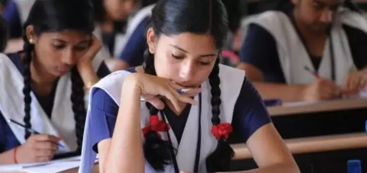 Сором’язливий студент в Індії знепритомнів, побачивши 500 дівчат на іспиті 