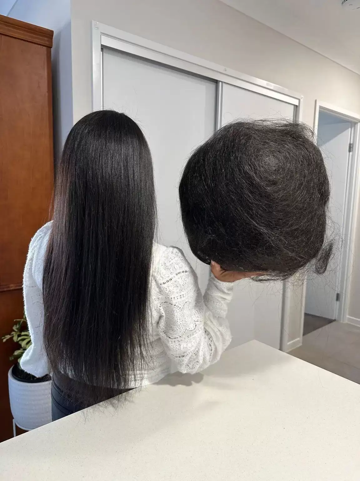 Жінка 23 роки збирала своє волосся зі зливу у ванній: вона показала гігантську грудку (ФОТО)
