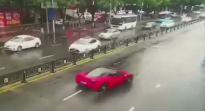 Китаянка, сівши за кермо Ferrari, розбила авто за 2 хвилини (ВІДЕО)