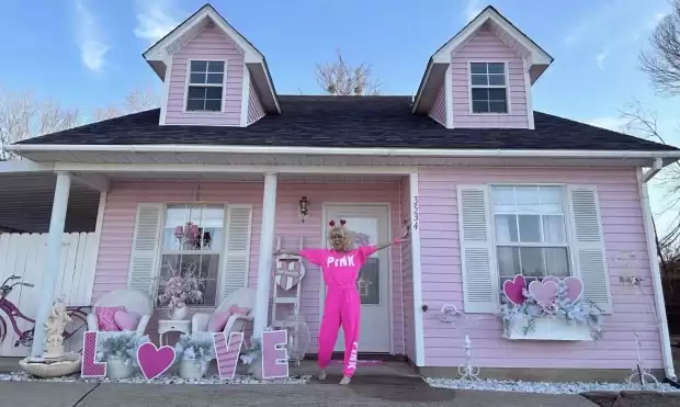 Бабуся з дитинства мріяла жити в рожевому будинку Барбі, і це здійснилось: як він виглядає (ФОТО)