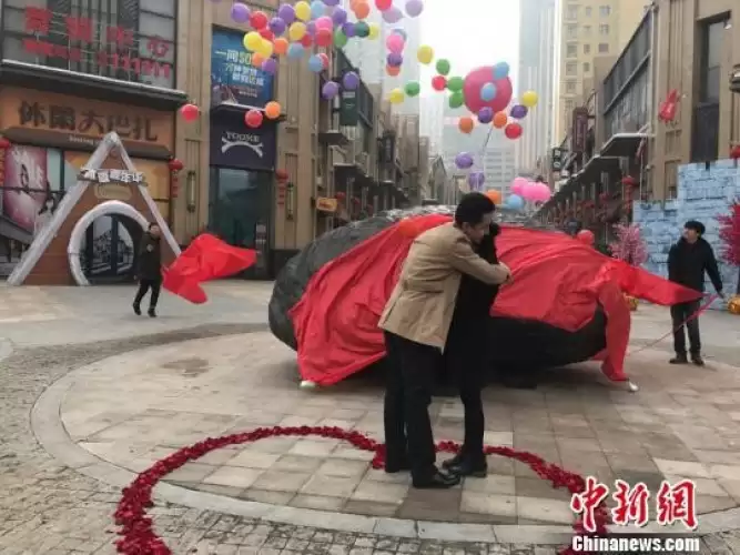 Китаєць зробив пропозицію дівчині за допомогою 33-тонного каменю