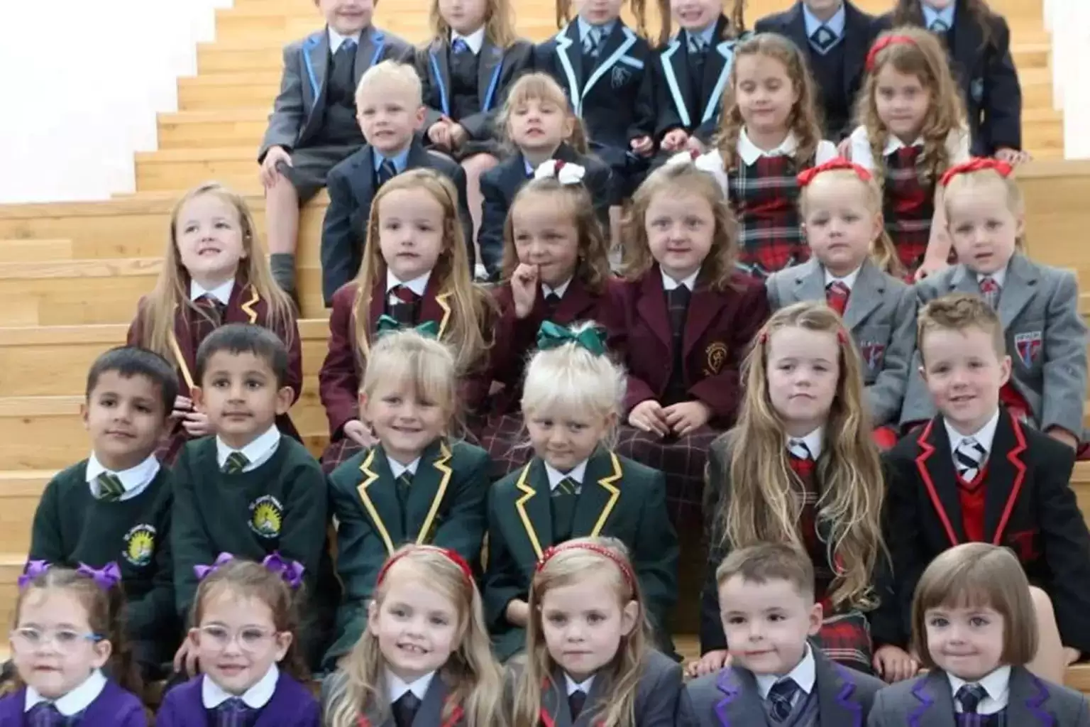 Одразу 17 пар близнюків навчатимуться у початковій школі Шотландії: фото підкорило мережу (ФОТО)