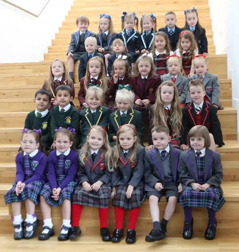 Одразу 17 пар близнюків навчатимуться у початковій школі Шотландії: фото підкорило мережу (ФОТО)