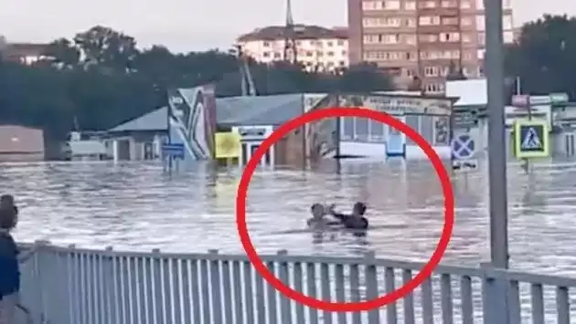 У затопленому Уссурійську росіяни влаштували бійку по шию у воді (ВІДЕО)