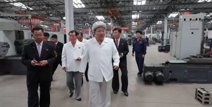 Зефірна людина: Кім Чен Ин відвідав фабрику ракет у костюмі з \"Мисливців за привидами\" (ФОТО)