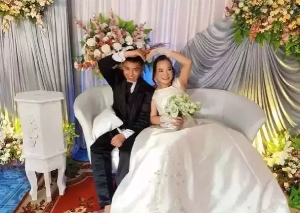 41-річна жінка вийшла заміж за 16-річного сина своєї найкращої подруги: як відреагувала свекруха (ФОТО)