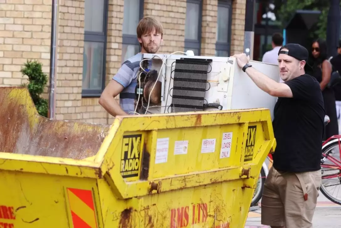 \"Нахабні перехожі\": британці стежать за сміттєвим баком під час прямої трансляції (ВІДЕО)