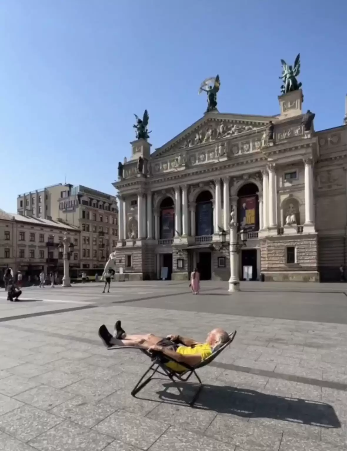 У Львові чоловік засмагав біля Оперного театру (відео)