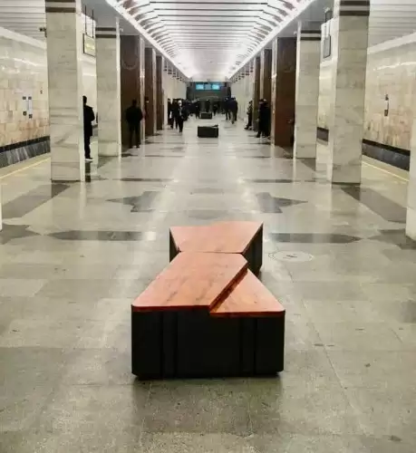 У столичному метро відреагували на фото лавок незвичайного дизайну (ФОТО)