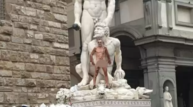 В Італії судитимуть чеського митця, який голим видерся на ренесансну статую у Флоренції (фото)