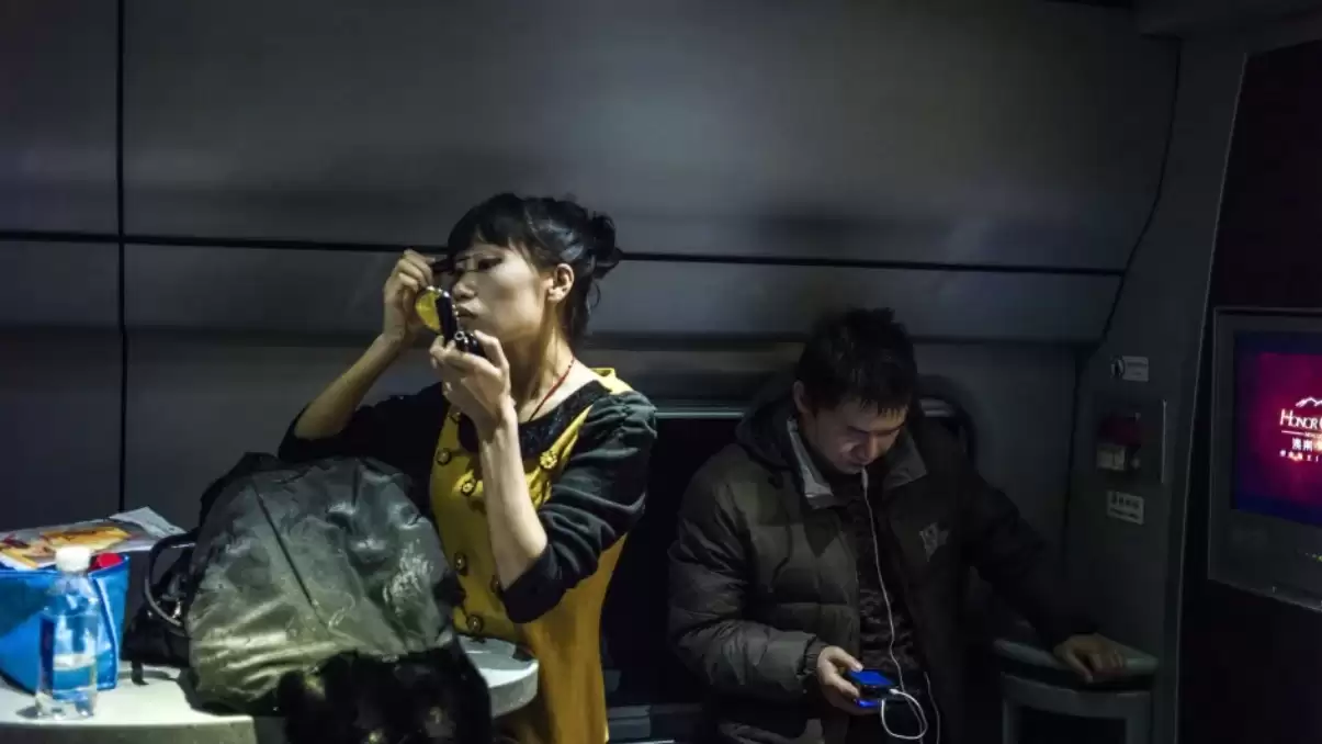 Державна залізниця Китаю закликає жінок не фарбуватися в потягах