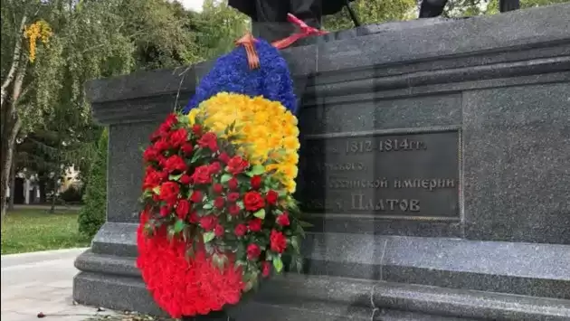 Чоловік у Москві вирішив викликати поліцію через сині та жовті квіти біля пам\