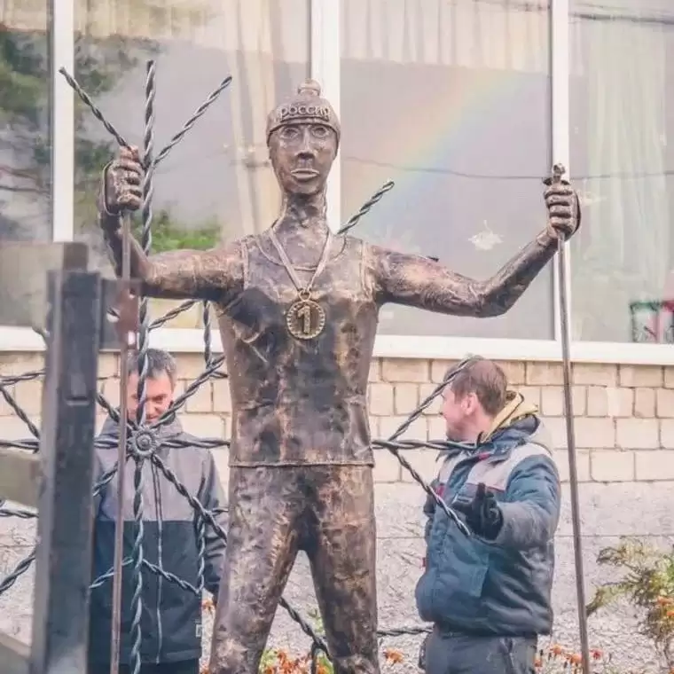 У РФ встановили пам’ятник лижнику: у соцмережах кепкують, що позував сам Сальдо (фото)