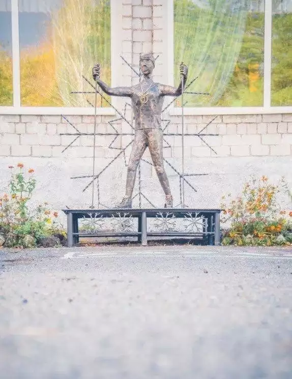 У РФ встановили пам’ятник лижнику: у соцмережах кепкують, що позував сам Сальдо (фото)