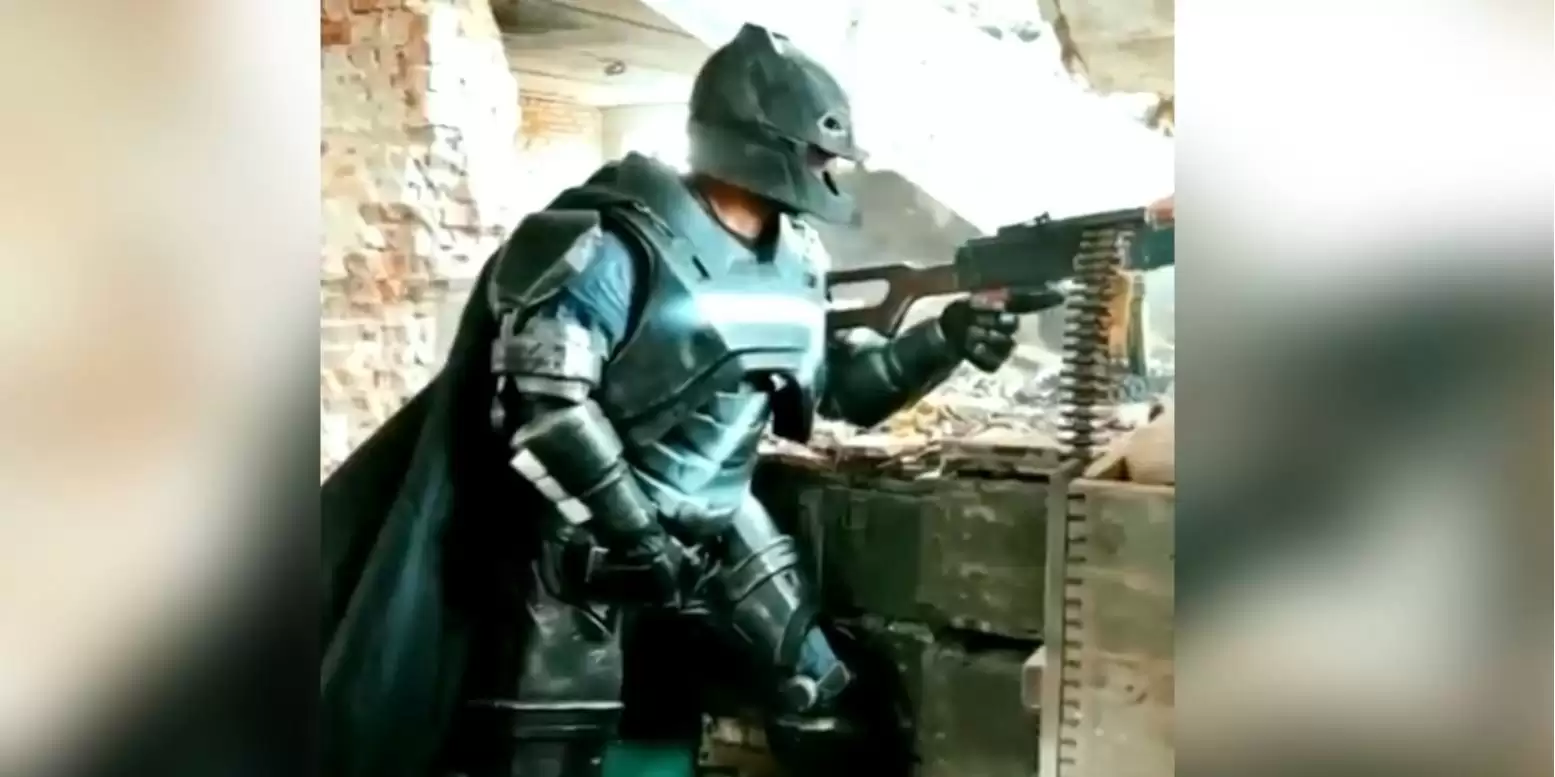 Кулеметник окупантів ходить по «передовій» у костюмі Бетмена - відео 