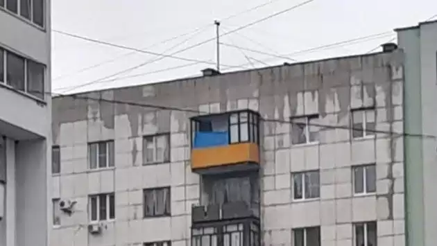 Мешканка Білгорода поскаржилася ФСБ на ковдру на балконі: кольори нагадали прапор України