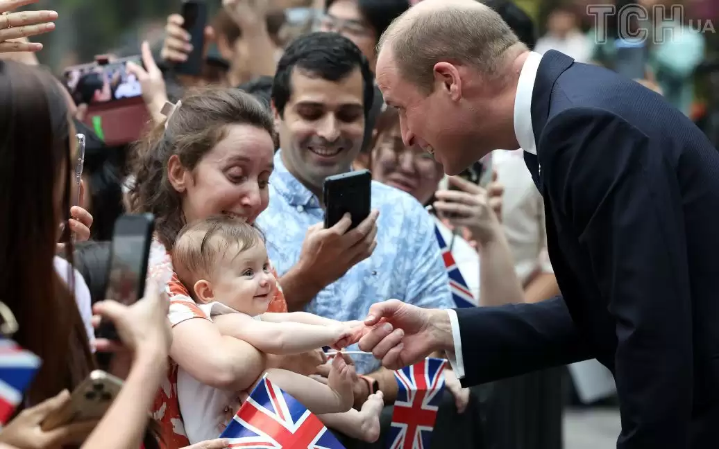 Маленька дівчинка схопила за палець принца Вільяма: як відреагував чоловік Кейт Міддлтон