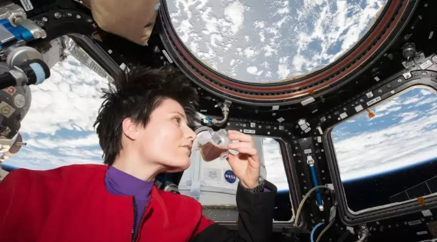 Як випити каву у космосі - астронавтка показала свій ранок в умовах невагомості