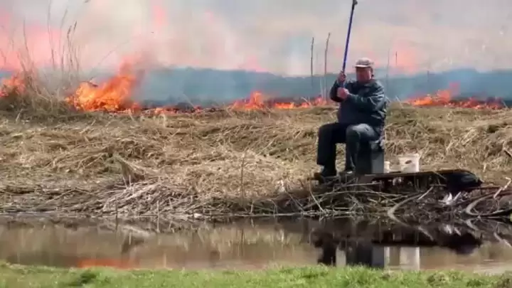 Непорушний рибалка на тлі пожежі став мемом