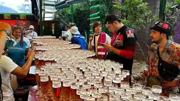 Новий алкогольний рекорд: туристи випили 1254 пляшки пива за 2,5 години