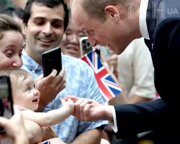 Маленька дівчинка схопила за палець принца Вільяма: як відреагував чоловік Кейт Міддлтон