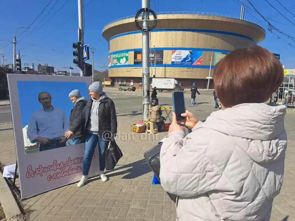 У Донецьку жінкам пропонують фотографуватися з картонним Путіним