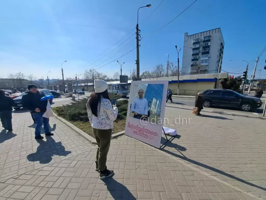 У Донецьку жінкам пропонують фотографуватися з картонним Путіним