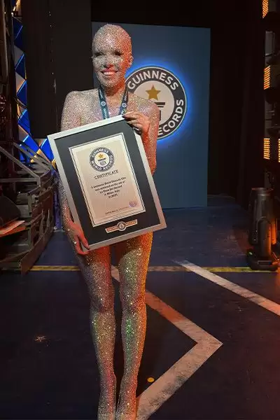 Як виглядає жінка, яка приліпила на себе 74 000 страз - це світовий рекорд