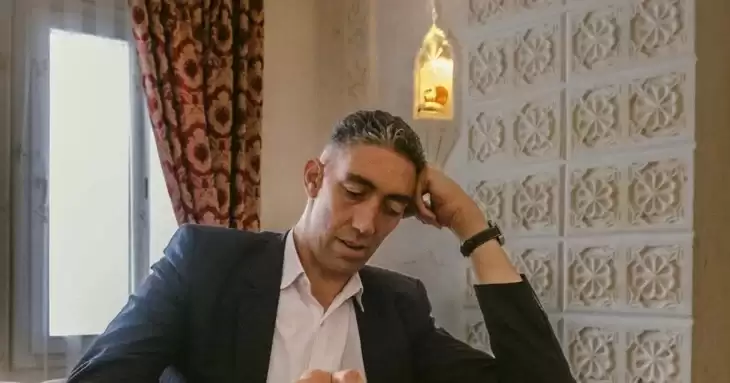 Спить на трьох ліжках та їздить у фургонах: як живе найвища людина у світі